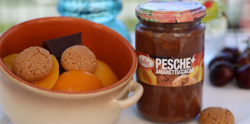 Pesche, amaretti e cacao: il dolce piemontese che conquista al primo assaggio